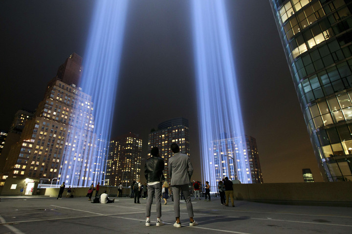 Dua buah sinar lampu itu membentuk seperti dua menara kembar World Trade Center (WTC) yang menjadi saksi bisu tragedi 9/11 di Amerika Serikat.