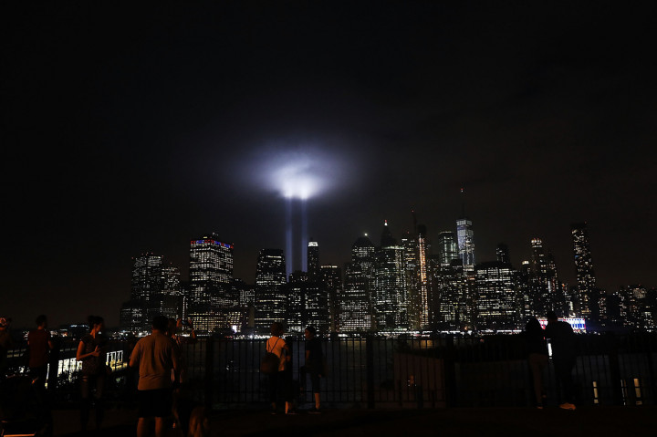 Warga tampak menyaksikan dan mengabadikan momen festival lampu dalam penghormatan tragedi 11 September di Kota New York. 