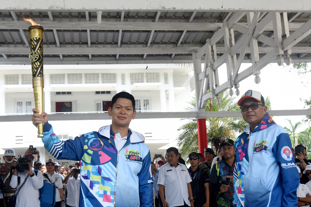 Ketua Panitia Pelaksana Asian Para Games (Inapgoc) Raja Sapta Oktohari (kiri) bersiap memberikan obor Asian Para Games 2018 kepada Gubernur Sulsel Nurdin Abdullah (kanan) di Makassar, Sulawesi Selatan.. Asian Para Games 2018 akan berlangsung 6-13 Oktober 2018 di Jakarta dan Palembang. 
