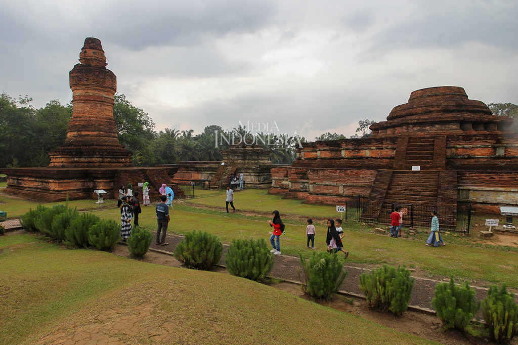 Warga mengunjungi tempat wisata komplek situs Candi Muara Takus sebagai salah satu situs peninggalan agama Budha di Pulau Sumatera pada hari libur tahun baru Islam yang terletak di kecamatan Tigabelas Koto, Kampar, Riau. 
