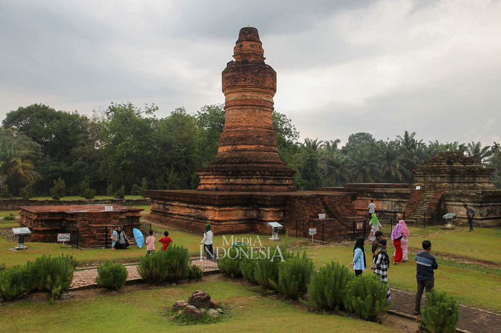 Situs Candi tertua di Sumatera yang berjarak 128 Km dari Kota Pekanbaru tersebut sering dikunjungi wisatawan asing dan biksu dari negara Thailand, Myanmar, Vietnam, dan Singapura.