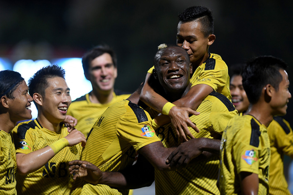 Pesepak bola Bhayangkara FC Herman Dzumafo (ketiga kanan) melakukan selebrasi bersama rekan-rekannya usai mencetak gol ke gawang Perseru dalam laga lanjutan Liga 1 di Stadion PTIK, Jakarta.