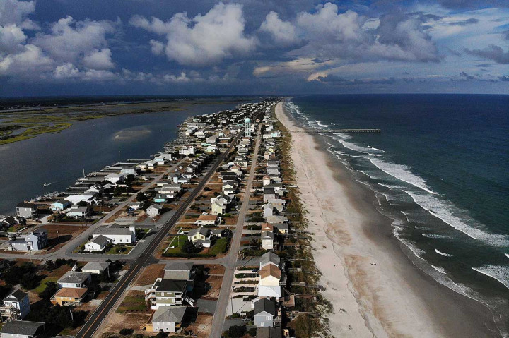 Permukiman dan penginapan di kawasan wisata pantai Carolina Utara, AS, Rabu, 12 September 2018, terlihat lengang ditinggal penghuni. AFP/Getty Image/Mark Wilson