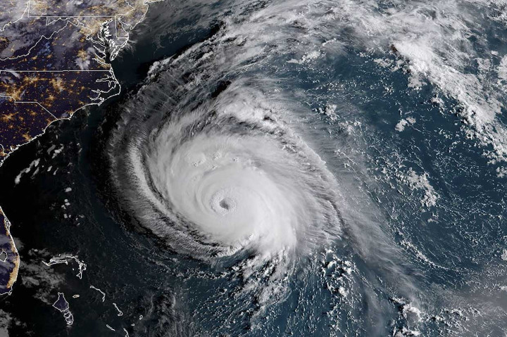 Kekuatan badai itu diyakini berada di kategori 3. Namun, pada Rabu malam, kekuatan badai Florence masuk kategori 4 dengan kecepatan 220 kilometer (km) per jam. Posisi badai saat itu terletak 1.165 km di timur-tenggara Cape Fear, Carolina Utara. AFP/NOAA/RAMMB