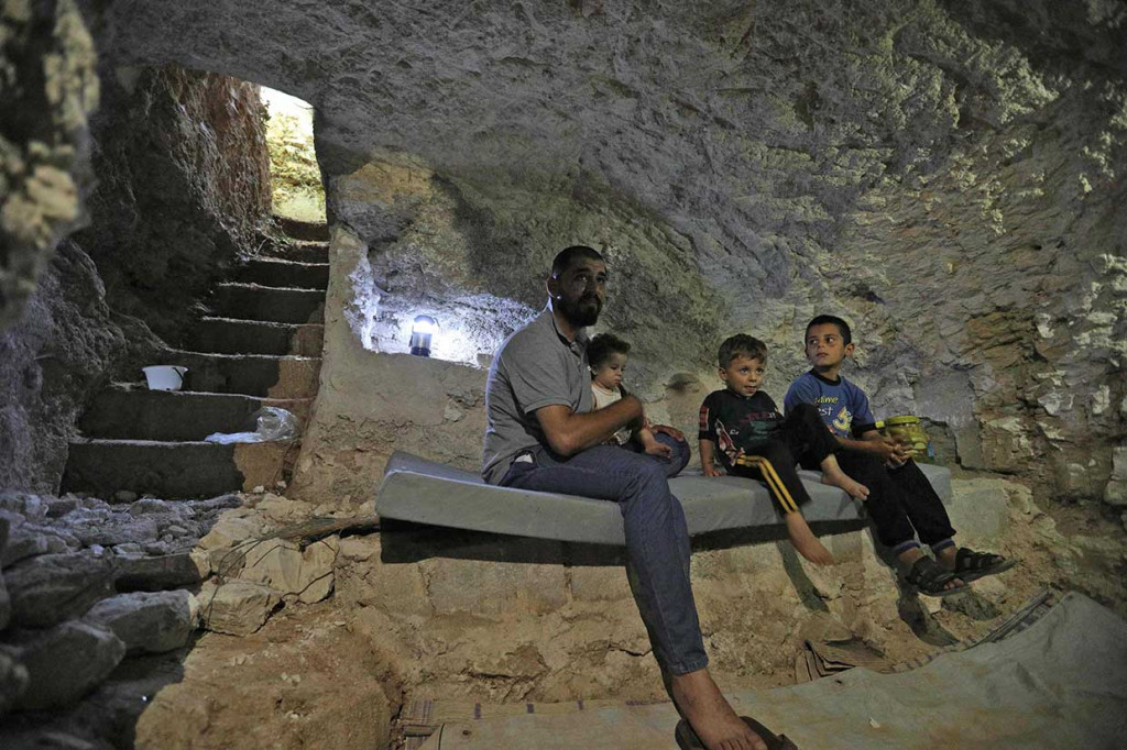 Hadheefa bersama anak-anaknya berada di dalam gua di bawah rumahnya yang akan digunakan sebagai perlindungan dari pemboman yang sewaktu-waktu terjadi.