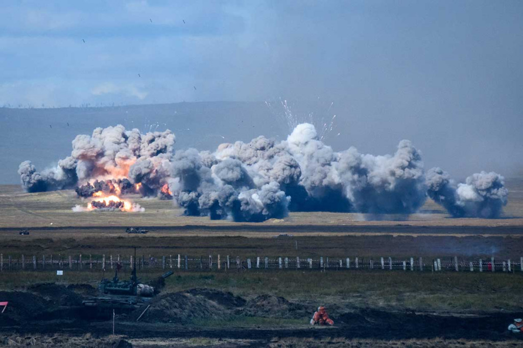 Vostok-2018 berlangsung saat ketegangan antara Barat dan Rusia meningkat, dan NATO menyatakan akan memantau latihan tersebut secara saksama, sedangkan Amerika Serikat menghadirkan kekuatan militernya di kawasan Asia-Pasifik.