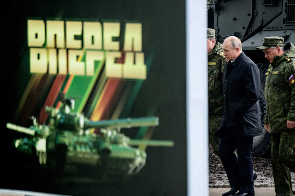 Presiden Rusia Vladimir Putin (kiri) dan Menteri Pertahanan Rusia Sergey Shoygu meninjau latihan militer Vostok-2018 (East-2018) di tempat pelatihan Tsugol tidak jauh dari perbatasan Tiongkok dan Mongolia di Siberia.