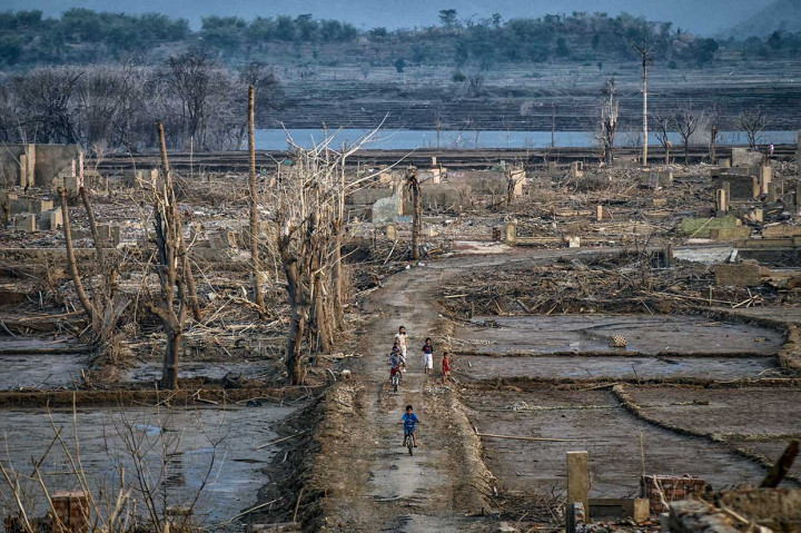 Penyusutan air sejauh 300 meter dari batas air awal di Desa Cipaku, Kecamatan Darmaraja, menjadi daya tarik bagi masyarakat untuk bermain-main di antara puing-puing bangunan tersebut.