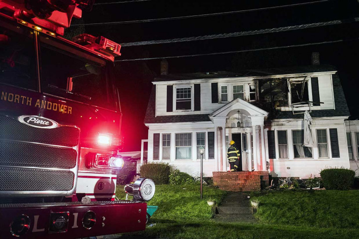 Petugas pemadam kebakaran memeriksa rumah yang terbakar menyusul ledakan gas di North Andover, Boston, Massachusetts, Kamis, 13 September 2018 waktu setempat. 