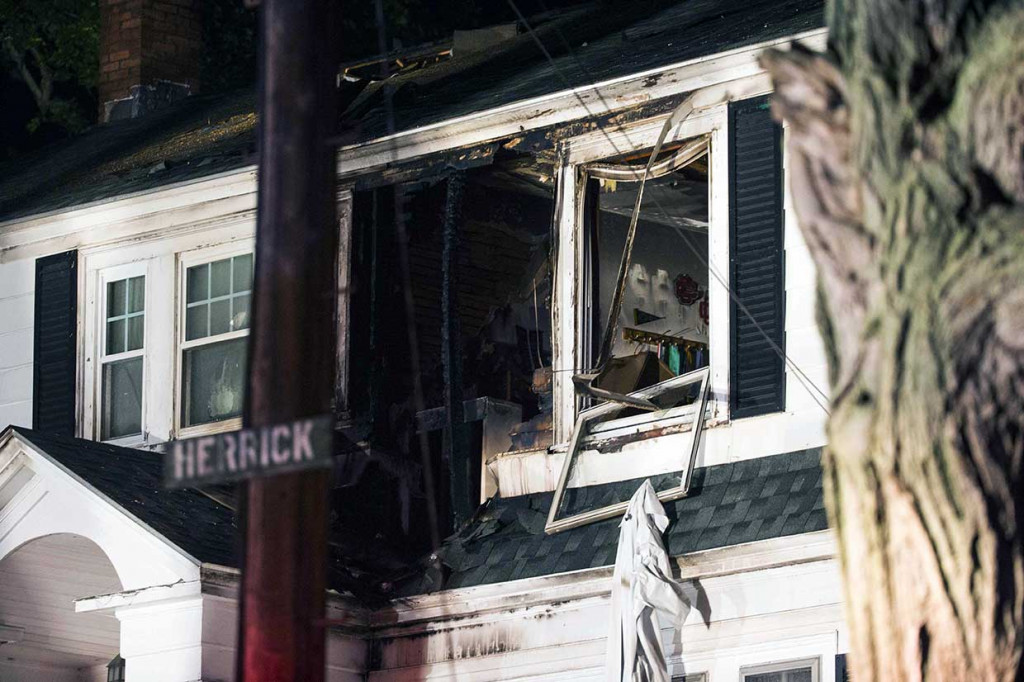 Peristiwa yang terjadi di Lawrence, Andover, dan North Andover tersebut juga mengakibatkan sedikitnya 10 orang terluka, satu di antaranya dalam kondisi kritis.