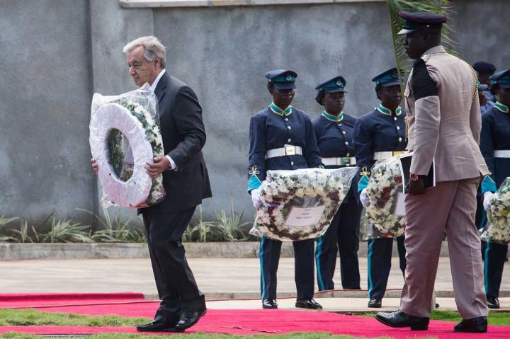 Sekjen PBB Antonio Guterres meletakkan karangan bunga di makam Kofi Annan.