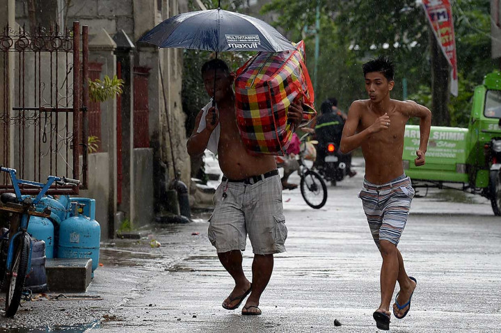 Warga bergegas mengungsi ke tempat lebih aman untuk menghindari amukan badai Mangkhut.