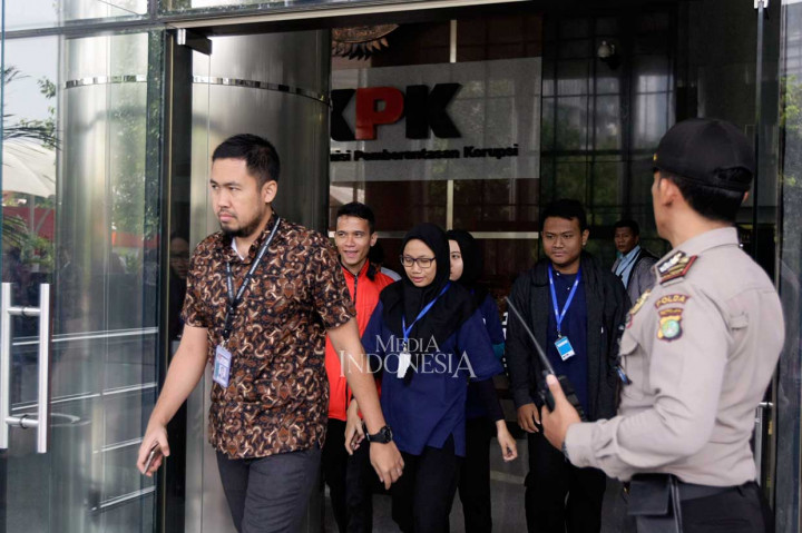 Pegawati KPK bergegas keluar dari gedung setelah melihat asap mengepul dari lantai 1 gedung tersebut, Jumat, 14 September. MI/Ramdani