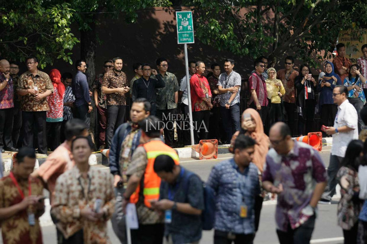 Pegawai KPK kemudian berkumpul di titik kumpul evakuasi. MI/Ramdani