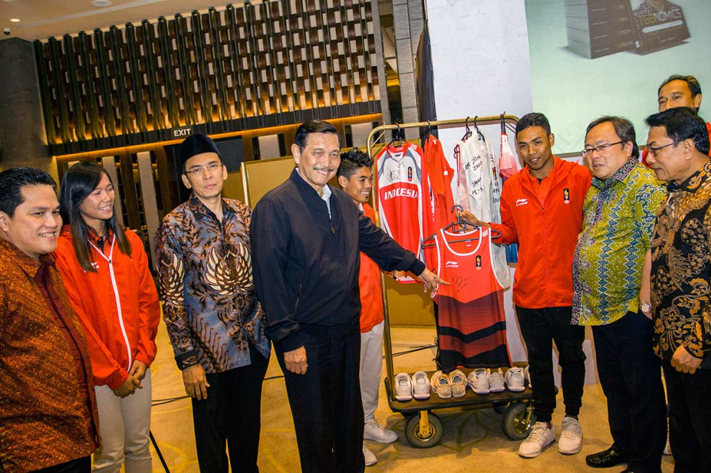 Menko Bidang Kemaritiman Luhut Binsar Panjaitan (tengah), Kepala Staf Kepresidenan Moeldoko (kanan), Menteri PPN/ Bappenas Bambang Brodjonegoro (kedua kanan), Gubernur NTB TGB Muhammad Zainul Majdi (ketiga kiri), Ketua Tim Kampanye Nasional Jokowi-Ma'ruf Erick Thohir (kiri), serta sejumlah atlet asal Lombok berfoto bersama saat acara penggalangan dana. Antara Foto/Galih Pradipta