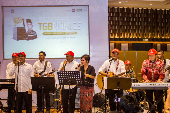Grub band 'Elek Yo Band' tampil dalam acara penggalangan dana. Band dengan personel para menteri tersebut berhasil meraup dana hingga Rp1 miliar lebih dari para pengunjung melalui lagu Rumah Kita yang dipopulerkan grup band God Bless. Antara Foto/Galih Pradipta