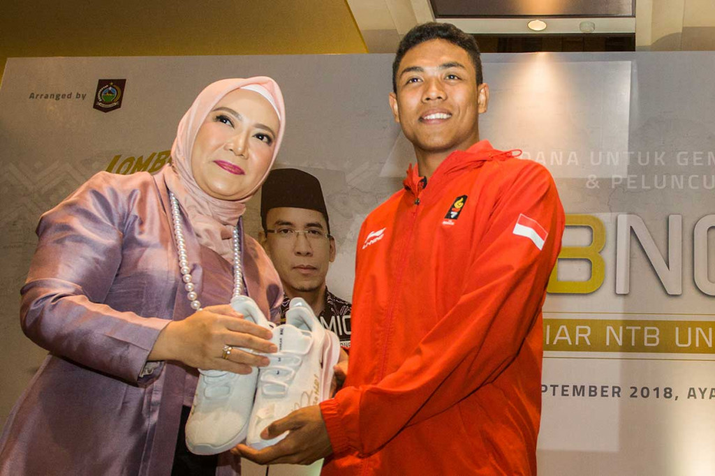 Sepatu milik sprinter Lalu Muhammad Zohri ditebus dengan harga Rp50 juta oleh Erica Zainul Majdi yang tak lain merupakan istri dari TGB. Antara Foto/Galih Pradipta