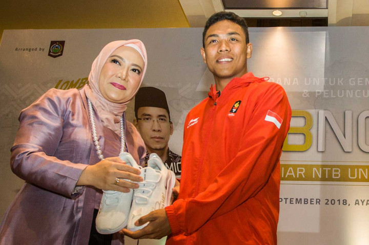 Sepatu milik sprinter Lalu Muhammad Zohri ditebus dengan harga Rp50 juta oleh Erica Zainul Majdi yang tak lain merupakan istri dari TGB. Antara Foto/Galih Pradipta
