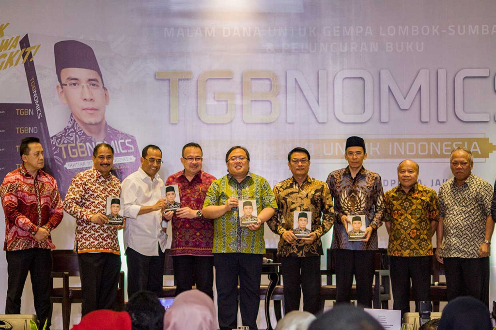 Kepala Badan Ekonomi Kreatif (Bekraf) Triawan Munaf, Menteri Pariwisata Arief Yahya, Menteri Perhubungan Budi Karya, Guru Besar UI Rhenald Kasali, Menteri PPN/Bappenas Bambang Brodjonegoro, Kepala Staf Kepresidenan Moeldoko, Gubernur NTB TGB Muhammad Zainul Majdi, Pemimpin Redaksi Metro TV Don Bosco Selamun, dan Menteri PUPR Basuki Hadimuljono berfoto dengan dengan buku 'TGBNomics'. Antara Foto/Galih Pradipta