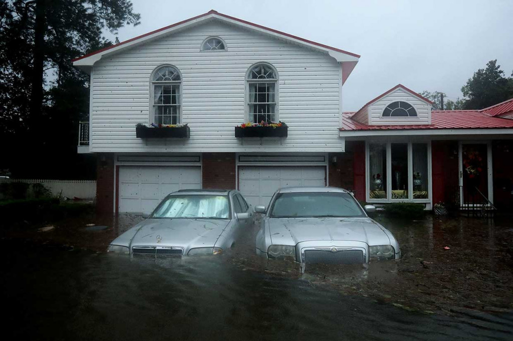 Setelah memasuki daratan, badai Florence bergerak lambat. Itu berarti kawasan yang terkena akan mengalami banjir selama beberapa hari. Kota New Brent yang menjadi lokasi pertemuan sungai Neuse dan Trent, North Carolina, akan kewalahan menghadapi banjir.