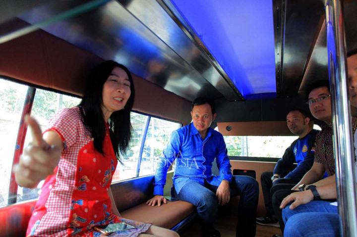 Wali Kota Bogor Bima Arya dengan bangga menunjukkan angkutan modern itu yang kini terparkir di halaman Plaza Keboen Raya. 