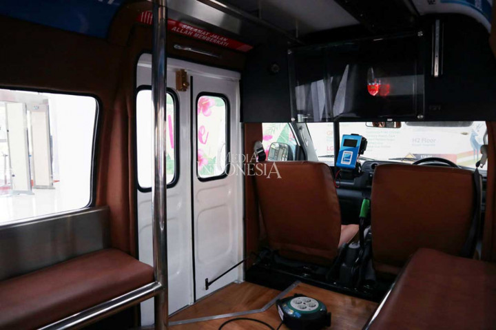 Bayar tunai pun tak diizinkan, jika ingin menaiki angkot modern tersebut, penumpang harus menggunakan uang elektronik (e-money) dengan menempelkannya di mesin pemindai (taping) yang terpasang di dekat pintu.