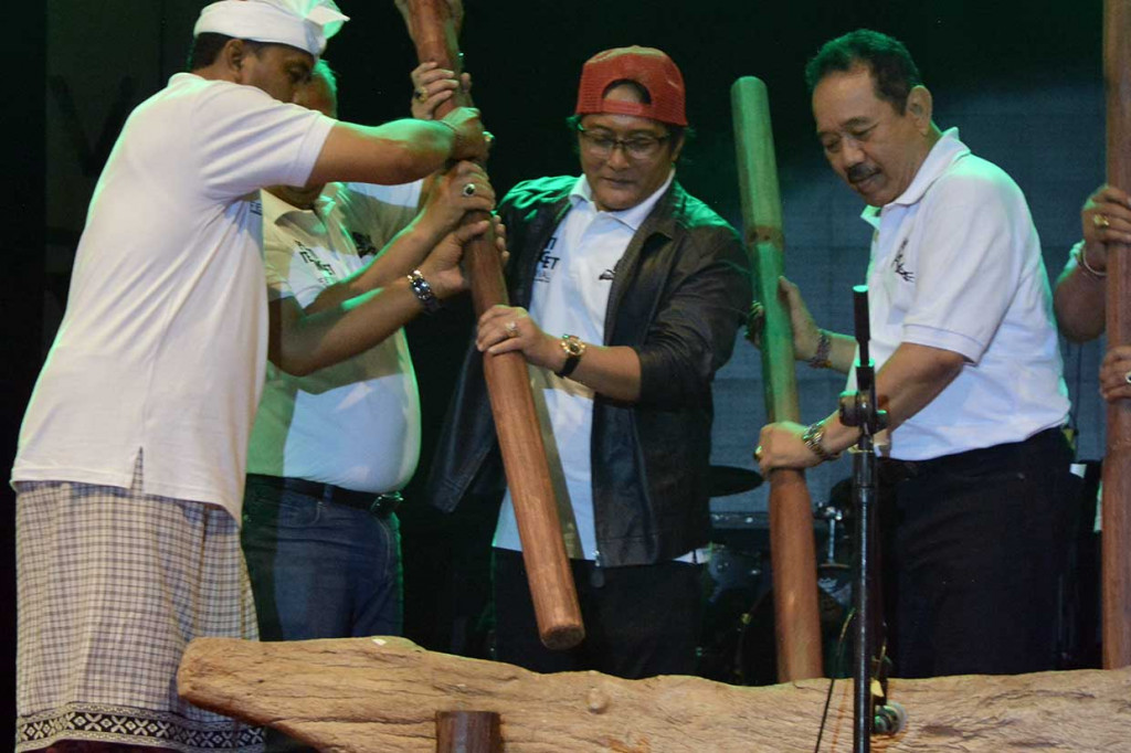 Wakil Gubernur Bali Tjokorda Oka Artha Ardana Sukawati (kanan) dan Bupati Badung I Nyoman Giri Prasta (kedua kanan) memukul lesung saat pembukaan Petitenget Festival 2018 di kawasan Pantai Petitenget, Badung, Bali, Jumat, 14 September 2018.