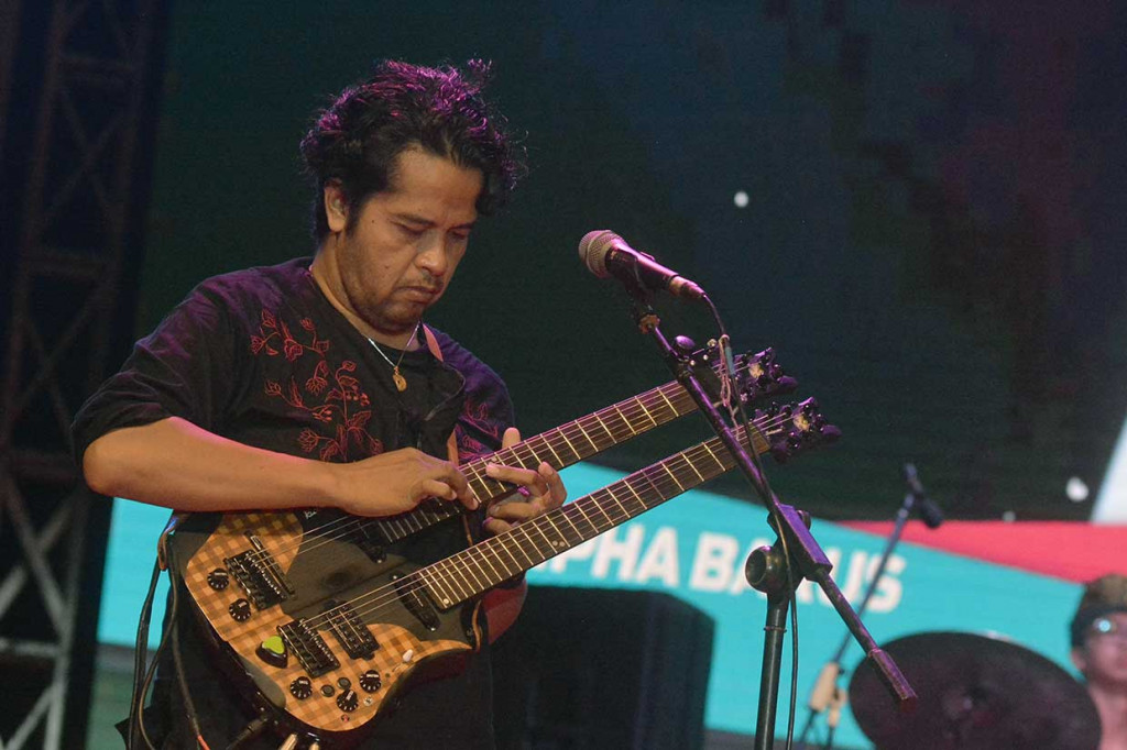 Musisi I Wayan Balawan tampil saat pembukaan Petitenget Festival 2018.