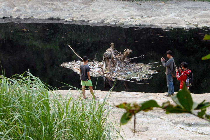 Dinas Lingkungan Hidup (DLH) Kabupaten Bogor meminta masyarakat bantaran Sungai Cileungsi tidak lagi menggunakannya untuk mandi cuci kakus (MCK) karena membahayakan kesehatan. 