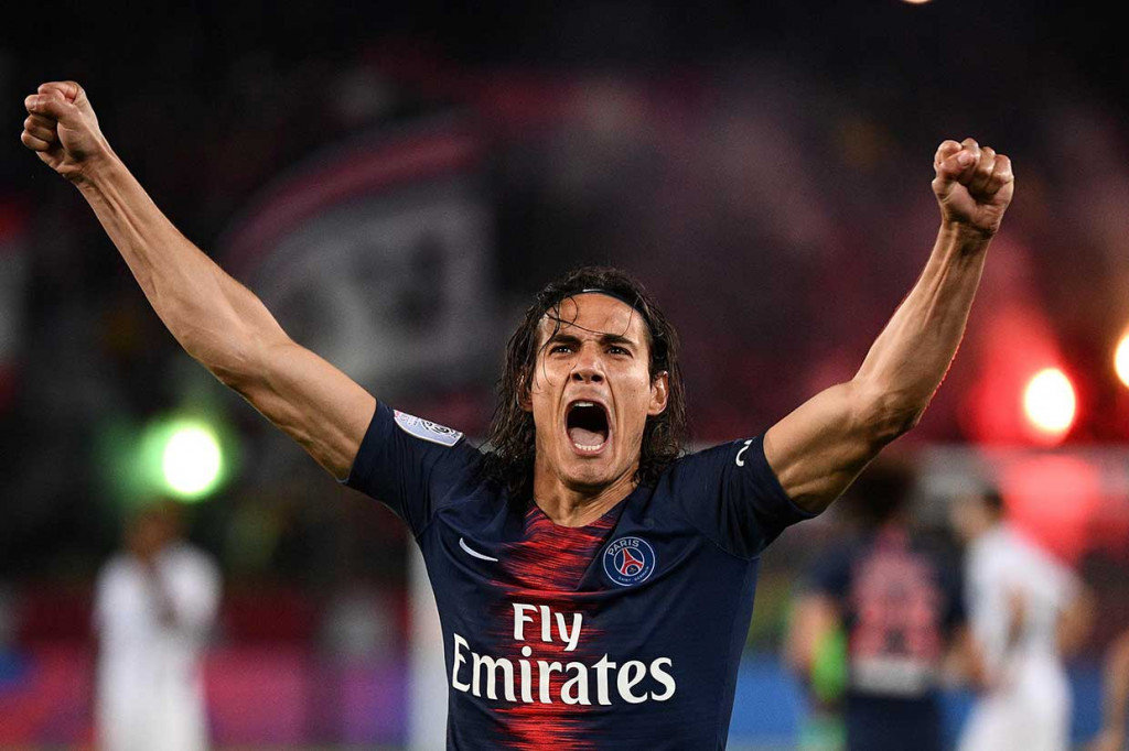 Cavani melakukan selebrasi usai membawa PSG unggul 2-0.