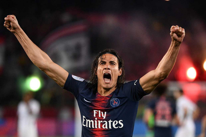 Cavani melakukan selebrasi usai membawa PSG unggul 2-0.