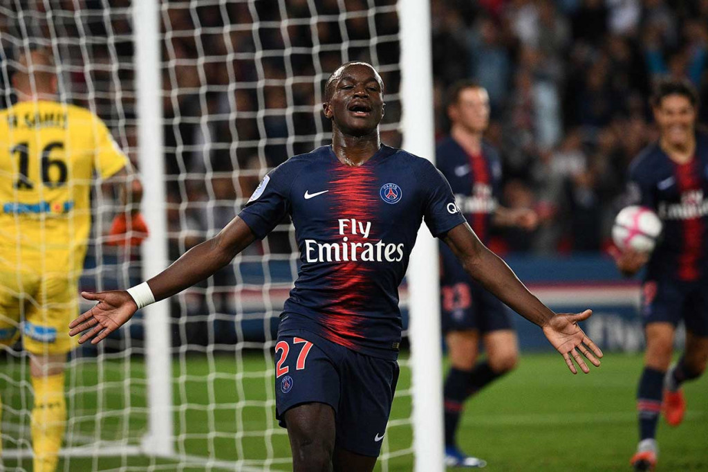 Moussa Diaby melengkapi kemenangan tuan rumah menjadi 4-0 pada menit ke-86, menyambar bola umpan dari Cavani.