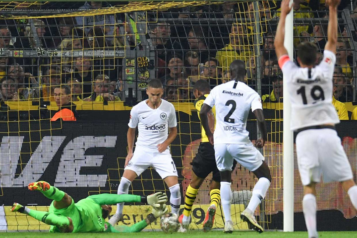 Bek Abdou Diallo membawa tuan rumah memimpin lewat gol perdananya di Liga Jerman, setelah menyambar bola pantul pada menit ke-36.