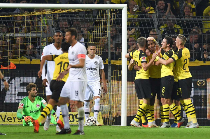 Diallo melakukan selebrasi bersama rekan-rekan setimnya.