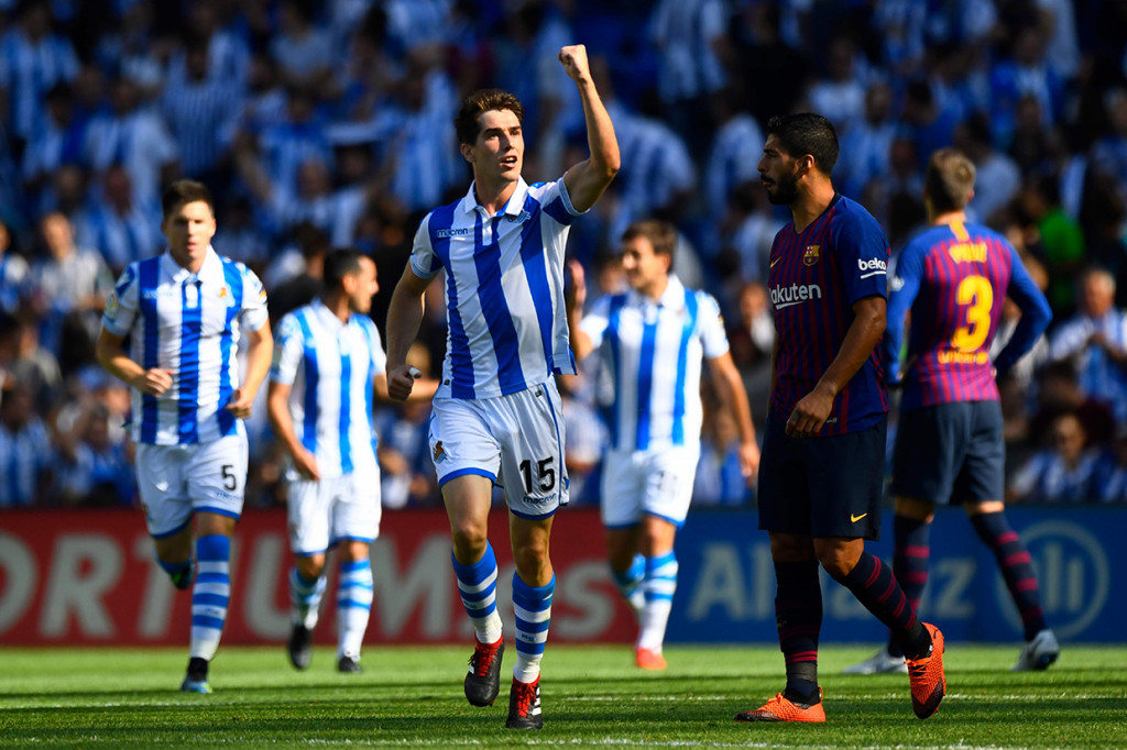 Barcelona sempat tertinggal lebih dulu dari Sociedad. Tendangan voli Aritz Elustondo mengoyak gawang Barcelona yang dijaga Marc Andre ter Stegen. Skor 1-0 untuk tuan rumah.
