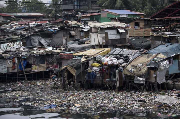 Hampir semua bangunan di Kota Tuguegarao mengalami kerusakan. Sementara, jaringan komunikasi terputus. Afp Photo/Noel Celis