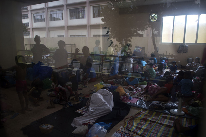 Ribuan orang pun dievakuasi menyusul peringatan potensi terbentuknya gelombang badai setinggi 6 meter. Afp Photo/Noel Celis
