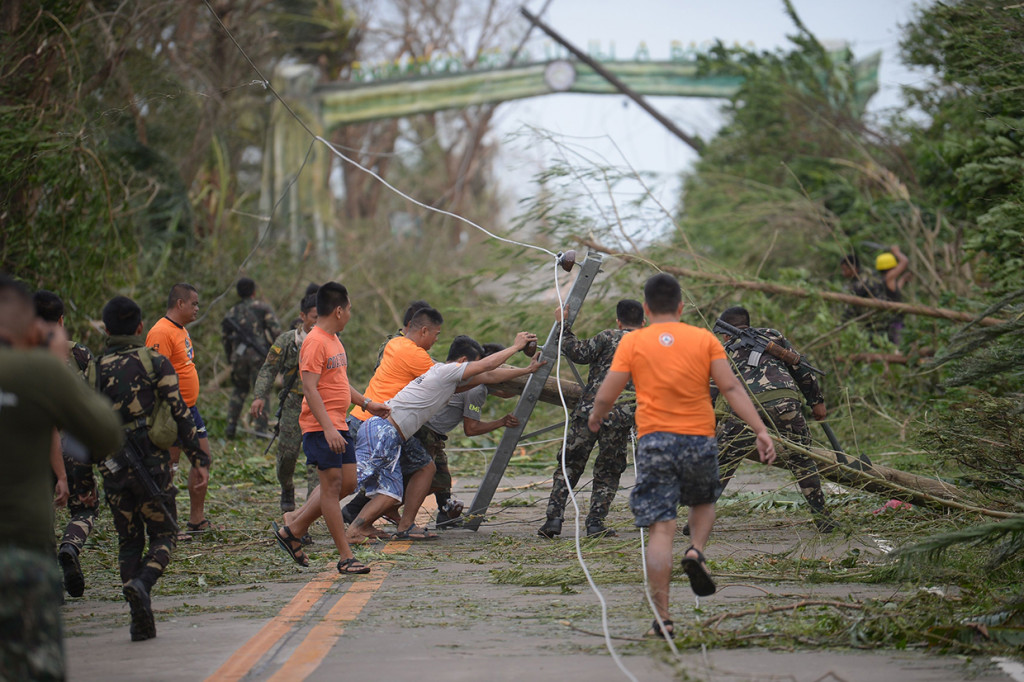 Angin topan menghantam pepohonan di wilayah pantai Filipina sebelah utara. Afp Photo/Ted Aljibe