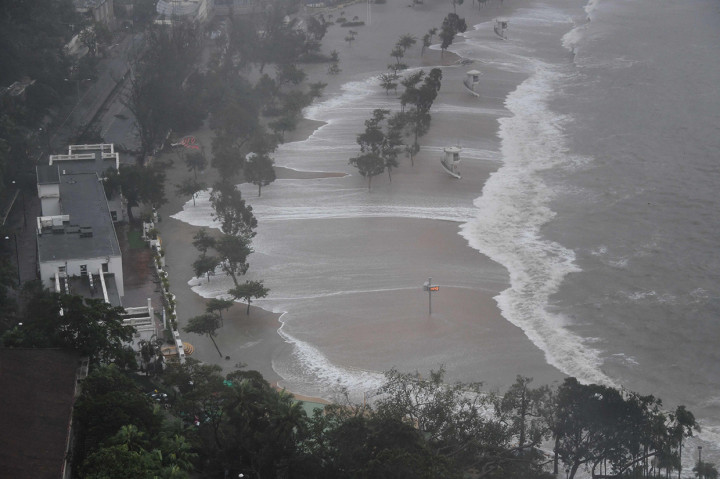 Topan Mangkhut menyebabkan gelombang tinggi menghantam pantai di Heng Fa Chuen, Hong Kong. Afp Photo/Mark Ralston