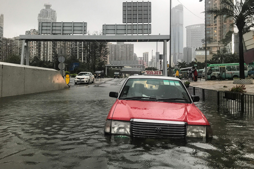 Gelombang tinggi dan air laut meluber ke jalan di Heng Fa Chuen, Hong Kong. Afp Photo/Anthony Wallace