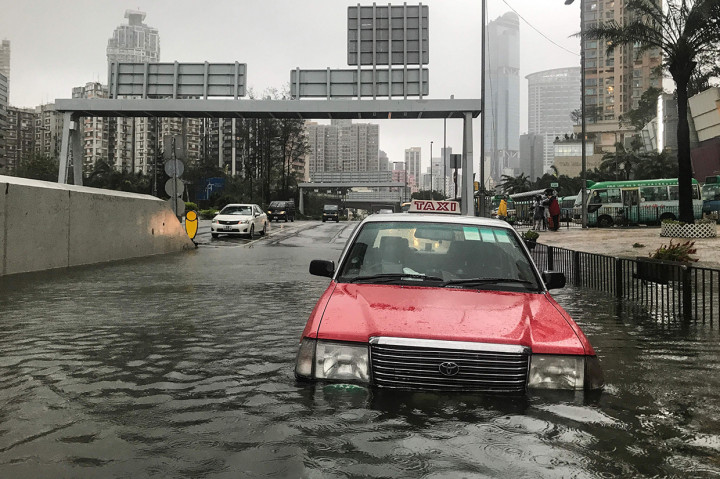 Gelombang tinggi dan air laut meluber ke jalan di Heng Fa Chuen, Hong Kong. Afp Photo/Anthony Wallace