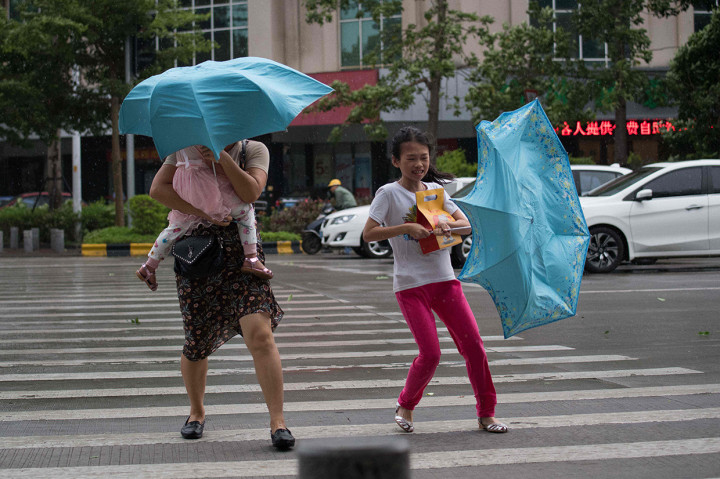 Tak hanya Hong Kong, Topan Mangkhut juga telah bergerak Tiongkok. Afp Photo/Nicolas Asfouri