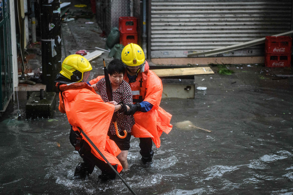 Air hujan dan angin kencang memasuki wilayah Shenzhen, Tiongkok membuat warga setempat panik. Afp Photo/Anthony Wallace