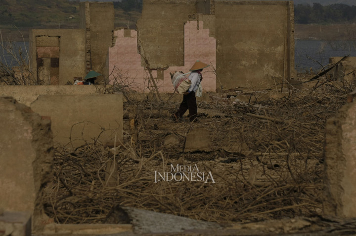 Warga mencari kayu kering di wilayah yang dulunya merupakan Desa Cipaku, Kecamatan Darmaraja, Kabupaten Sumedang, Jawa Barat.