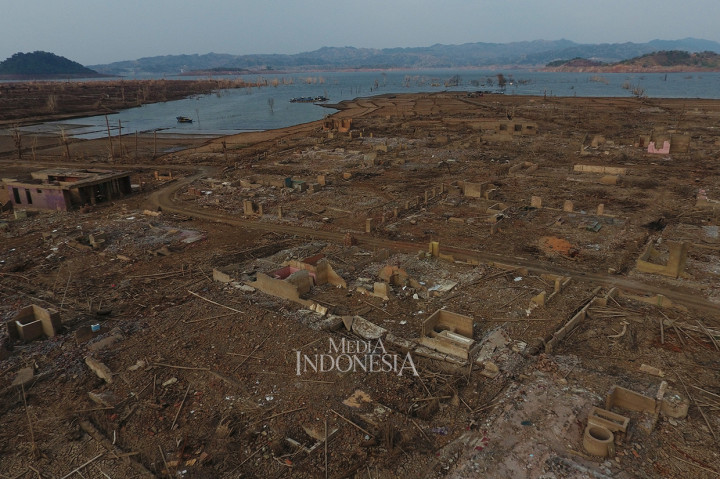 Foto udara puing sisa bangunan yang dulunya merupakan wilayah Desa Cipaku, Kecamatan Darmaraja, Kabupaten Sumedang.