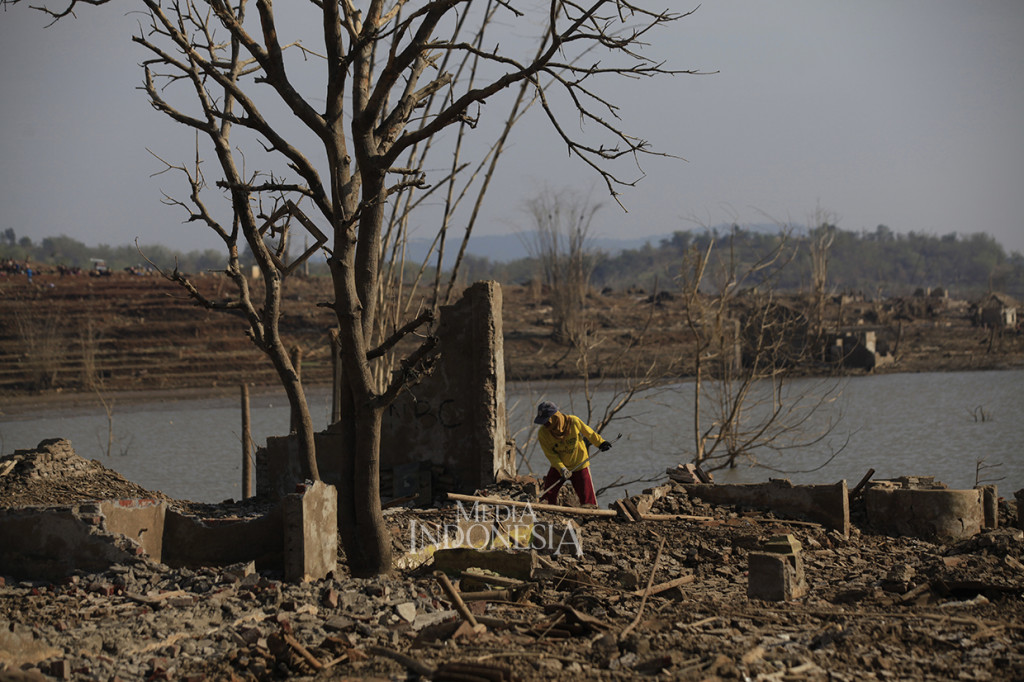 Sedikitnya 3 desa dari puluhan desa di empat kecamatan yang berdampak ditenggelamkan Bendungan Jatigede yang diresmikan 2015 lalu seluas 5 ribu hektare itu kembali muncul saat Waduk Jatigede surut akibat kurangnya debit air Sungai Cimanuk selama musim kemarau.