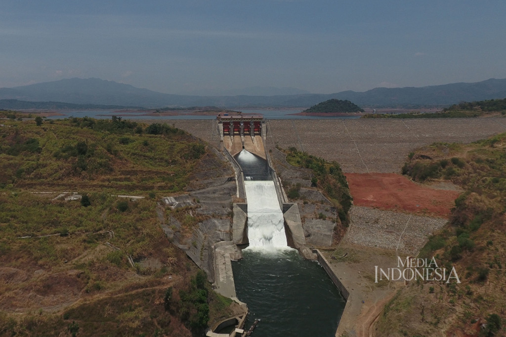 Pintu air waduk Jatigede di Kabupaten Sumedang, Jawa Barat.