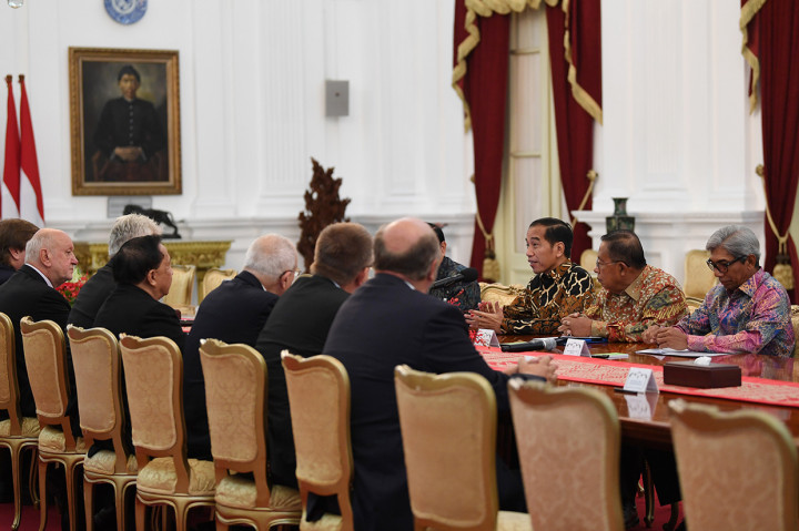 Presiden Joko Widodo (ketiga kanan) didampingi Menko Perekonomian Darmin Nasution (kedua kanan) dan Wamenlu A.M. Fachir (kanan) menerima kunjungan delegasi senat Republik Ceko di Istana Merdeka, Jakarta.