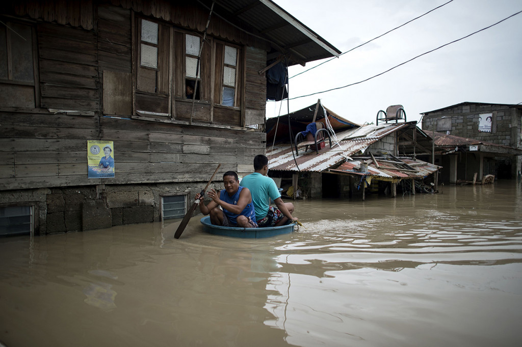 Topan ini memicu banjir yang menggenangi rumah warga dan membawa angin kencang yang menumbangkan pepohonan. Afp Photo/Noel Celis