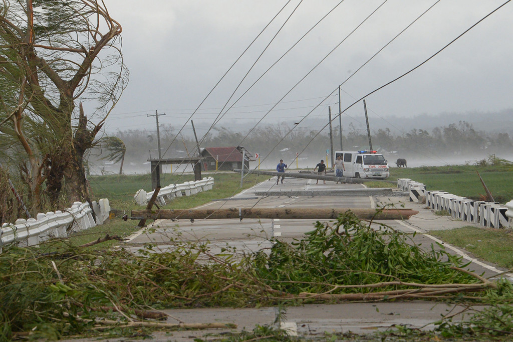 Dampak topan Mangkhut juga dirasakan di kota Baggao, dengan laporan bahwa topan ini menghancurkan rumah-rumah, menerbangkan atap dan menumbangkan tiang listrik. Afp Photo/Ted Aljibe